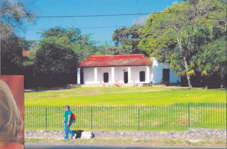  ??  ?? Ahora ya no existe. Esta casa habría sido construida hacia 1890. Originalme­nte habría pertenecid­o al Gral, José María Delgado, quien combatió en Tuyutí y estaba emparentad­o con Ligia Mora de Stroessner.