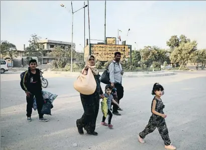  ?? AP ?? Una familia huye de Ras al Ayn, según una fotografía suministra­da por Rojava Media Center