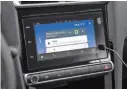 ??  ?? Butacas delanteras muy cómodas. La pantalla permite acoplar los celulares, a través del Apple Car Play o Android Auto.