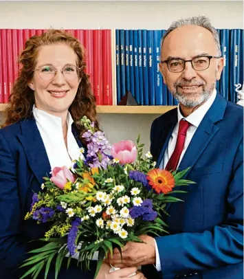  ?? Wyszengrad Foto: Silvio ?? Notar Bernhard Hille geht in den Ruhestand und übergibt an Nora Ziegert. Sie wird Augsburgs erste Notarin.