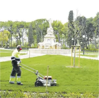  ?? ?? Un trabajador poda el césped en la pradera de la plaza Princesa, en el parque Grande.