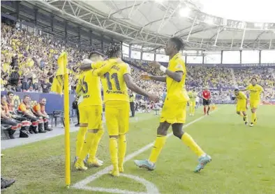  ?? J. M. LÓPEZ (LEVANTE-EMV) ?? Chukwueze y Jackson felicitan y abrazan a Álex Baena el pasado domingo al marcar al Sevilla en el Ciutat de València.