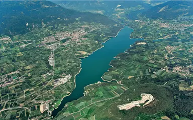  ??  ?? Paesaggi delle Venezie Un’immagine tratta dal libro, che delimita l’area di Veneto, Trentino, Friuli