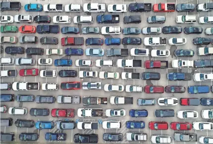  ?? PHOTOS BY COURTNEY SACCO/USA TODAY NETWORK ?? Cars line up as their occupants wait for COVID-19 testing in Texas on Friday.