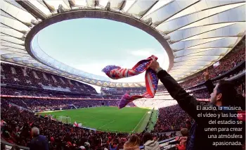  ??  ?? El audio, la música, el vídeo y las luces del estadio se unen para crear una atmósfera apasionada.