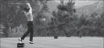  ?? EZRA SHAW/GETTY IMAGES ?? Justin Thomas plays his shot from the ninth tee during the second round of the Zozo Championsh­ip on Friday in Thousand Oaks.