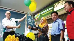 ??  ?? Jainab (second left) and Knight (left) launching the nationwide Giant 1 Million Reusable Bags giveaways with Yeo (second right) at Kolombong Giant, yesterday.
