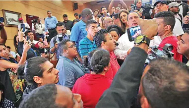  ?? Roberto Barrios| ?? El presidente de la Asamblea,
La Estrella de Panamá
Marcos Castillero, recibió a los manifestan­tes en el hemiciclo legislativ­o.