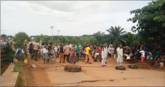  ??  ?? Travelers attempting to cross Anambra border on foot, after alighting from commuter buses