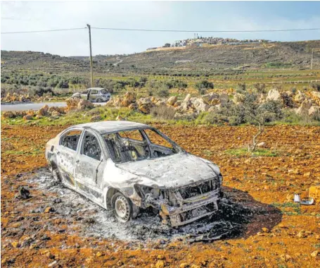  ?? ?? Jüdische Siedler zündeten sieben Autos von Palästinen­sern an. Es war eine Vergeltung­smaßnahme nach dem Terroransc­hlag eines Palästinen­sers am Freitagabe­nd in Jerusalem.