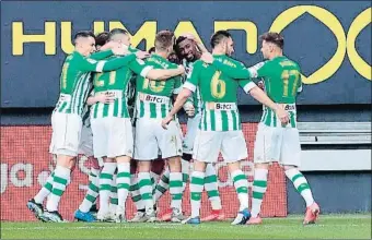  ?? ROMÁN RÍOS / EFE ?? Los jugadores del Betis celebrando el gol de Juanmi en la visita a Cádiz, ayer