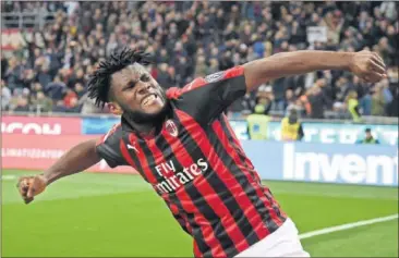  ?? ?? El costamarfi­leño Franck Kessié celebra un gol con el Milan.