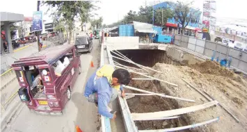  ??  ?? A worker ensures that the cement poured into this section of the underpass on N. Bacalso Avenue in Cebu City is smooth. PAUL JUN E. ROSAROSO