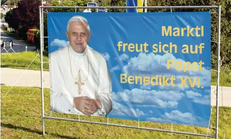  ?? Foto: Sven Simon, imago ?? Als Joseph Ratzinger 2005 zu Papst Benedikt XVI. gewählt wurde, stand sein Geburtsort Marktl Kopf. Erst recht, als der Papst bei seinem Bayernbesu­ch 2006 einen kurzen Abstecher einlegte und sogar aus dem Papamobil ausstieg, um sich die bronzene...