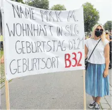  ?? FOTO: THOMAS WARNACK ?? Geburtsort B32: Das Plakat macht die Angst vor langen Anfahrtswe­gen für Hochschwan­gere deutlich.