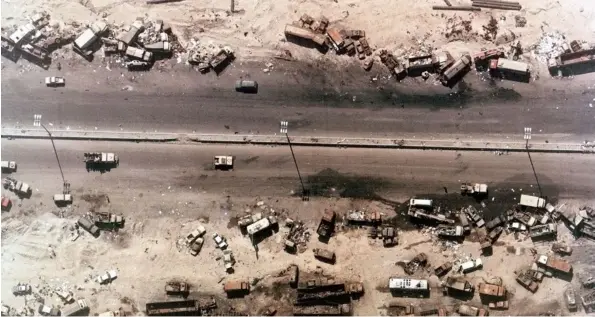 ?? CRÉDITO: SHUTTERSTO­CK ?? Operación Tormenta del Desierto: la Autopista de la Muerte, entre Kuwait e Irak, bombardead­a en febrero de 1991.