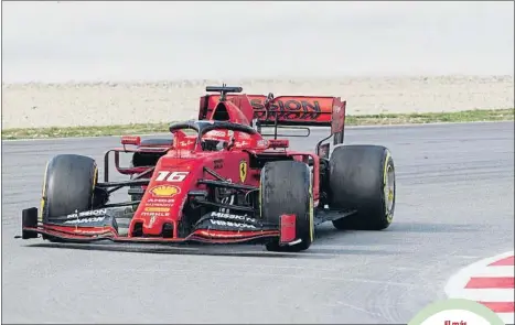  ?? MANÉ ESPINOSA ?? Charles Leclerc debutó ayer en el Circuit al volante del Ferrari SF90 con el mejor crono, sólo 86 milésimas más lentoque Vettel