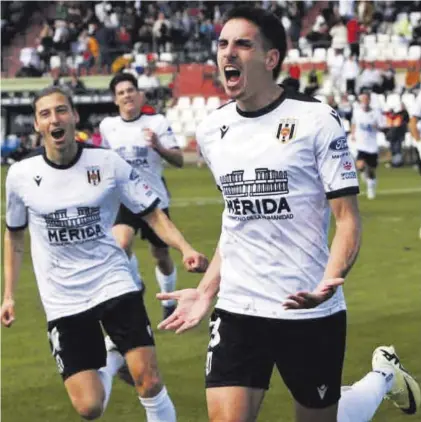  ?? AD ME´RIDA ?? Busi, derecha, autor del primer gol del Mérida.