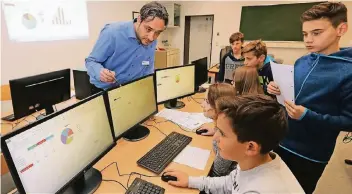  ?? FOTO: UWE MISERIUS ?? Lehrer Nouredine Ben-Cahlou testet mit der Klasse 7b die neuen Computerrä­ume an der der Realschule am Stadtpark während einer Mathestund­e.