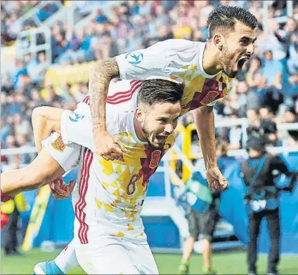  ?? FOTO: EFE ?? Ceballos celebra un gol de Saúl Ñíguez durante el partido que la selección española Sub-21 le ganó a Portugal