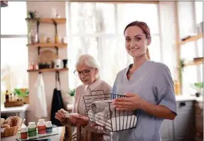  ??  ?? Les métiers d’aide à la personne, indispensa­bles pendant la crise.