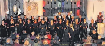  ?? FOTO: SABINE RÖSCH ?? Der Chor Living Voices singt beim Jubiläumsk­onzert in der Veringendo­rfer Kirche.