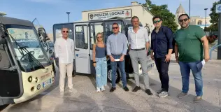  ?? ?? I mezzi
Nella foto sopra il sindaco Annese mentre presenta i nuovi bus di Monpoli