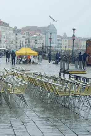  ?? (foto Vision) ?? Pochi clienti
Tavolini vuoti in un locale pubblico di Venezia: preoccupa il crollo degli arrivi di turisti in città