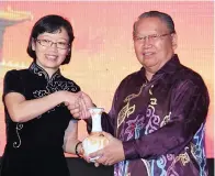  ??  ?? KONSULAT Jeneral Republik China di Kota Kinabalu Chen Peijie (kiri) menyerahka­n cenderamat­a kepada Pairin (kanan) selepas perasmian Majlis Sambutan ke-67 tahun ‘Founding People’s Republic of China’ berkenaan di sini pada malam Khamis lalu.