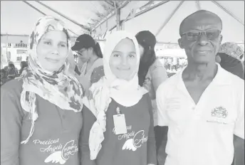  ??  ?? Hadiyyah Mohamed (centre) with her mother, Bonita Mohamed and Dr. William Adu-Krow