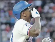  ?? ?? Adolis García celebra luego de volarse la barda ayer ante los Astros