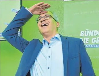  ?? FOTO: DPA ?? Euphorie bei den Grünen: Mit Spitzenkan­didat Tarek Al-Wazir hat die Partei bei der Landtagswa­hl in Hessen deutlich zugelegt – und will weiter mitregiere­n.
