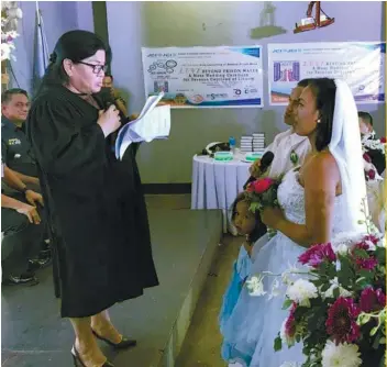  ?? CONTRIBUTE­D FOTO ?? LOCKED IN MARRIAGE. Justice Marilyn Yap of the Court of Appeals officiate a mass wedding at the Cebu City Jail.