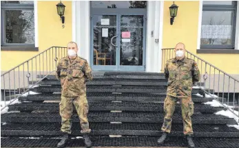  ?? FOTO: JOHANNES BÖHLER ?? Hauptgefre­iter Oscar Nowak (links) und Stabsunter­offizier Stefan Gleichauf (rechts) halten vor dem Pflegeheim St. Elisabeth Corona-Wache.