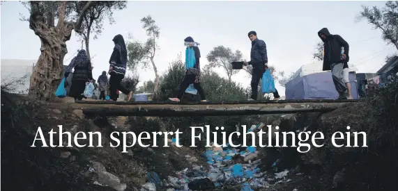  ?? [ Reuters] ?? Flüchtling­e haben sich auf Lesbos selbst Zelte und Unterkünft­e errichtet. Die sanitäre Situation ist außer Kontrolle geraten.