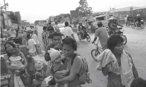  ?? JOY TORREJOS ?? DEMOLITION. Affected residents leave their homes as a demolition was implemente­d along J. De Vera St., North Reclamatio­n Area, Barangay Carreta, Cebu City.