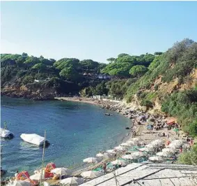  ?? ?? Nella caletta La spiaggia di Zuccale dove sorge uno dei sette immobili sotto sequestro