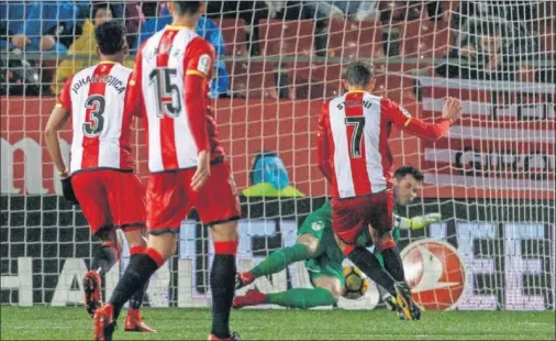  ??  ?? EL PRIMERO. Stuani abrió el marcador ante el Athletic con un tanto de penalti que no pudo evitar Herrerín.