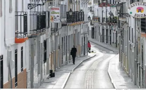 ?? ANTONIO L. JUÁREZ / PHOTOGRAPH­ERSSPORTS ?? Un hombre caminando ayer por una calle casi desierta en el municipio granadino de Montefrío.