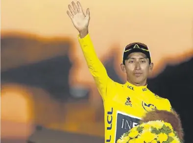  ?? REUTERS / CHRISTIAN HARTMANN ?? Egan Bernal, sobre lo alto del podio de los Campos Elíseos de París trasa ganar el Tour del 2019.