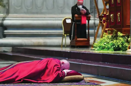  ?? REUTERS ?? El Papa se postra en la Basílica de San Pedro por la Pasión de Cristo