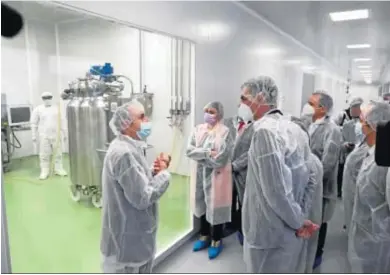  ?? FERNANDO CALVO / EFE ?? El presidente del Gobierno, Pedro Sánchez, visitando ayer la multinacio­nal farmacéuti­ca española Hipra, en Gerona.