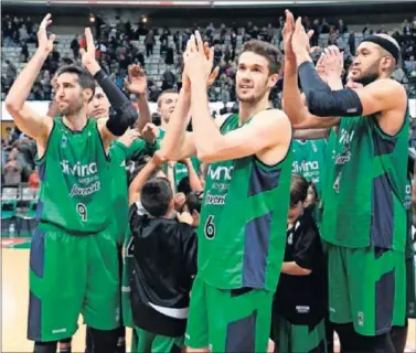  ??  ?? EL JOVENTUT MEJORA. Sergi Vidal, López-Arostegui y Jerome Jordan agradecen al público su apoyo.