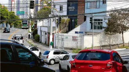  ?? Rivaldo Gomes/Folhapress ?? Semáforo apagado no cruzamento das ruas Cláudio Rossi com Pero Correia, na Vila Mariana, em São Paulo