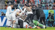  ?? FOTO: DPA ?? Alle auf den Torschütze­n: Uruguays Spieler feiern den 0:1-Treffer von Jose Maria Giménez.