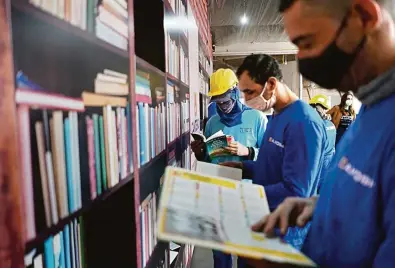  ?? Bruno Ferraro/ Divulgação ?? Cantinho da Leitura é montado nos canteiros de obras da construtor­a, sendo que os funcionári­os podem levar os livros e demais publicaçõe­s também para casa