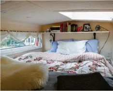  ?? Foto: Colin, stock.adobe.com ?? Gemütlichk­eit, die man dann auch mögen muss: Beispiel eines Schlafraum­s in einem Tiny House.