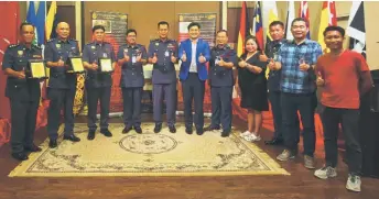  ?? ?? Tiong (fifth left) and Wong (on his left) in a group photo at the appreciati­on ceremony.