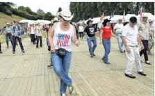  ??  ?? Chapeaux vissés sur la tête et santiags aux pieds, les danseurs ont fait crisser le parquet.