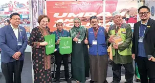  ?? ?? Christina (dua kiri) bersama tetamu kehormat lain merakamkan gambar kenangan bersama peserta pameran MATTA Sabah 2023.